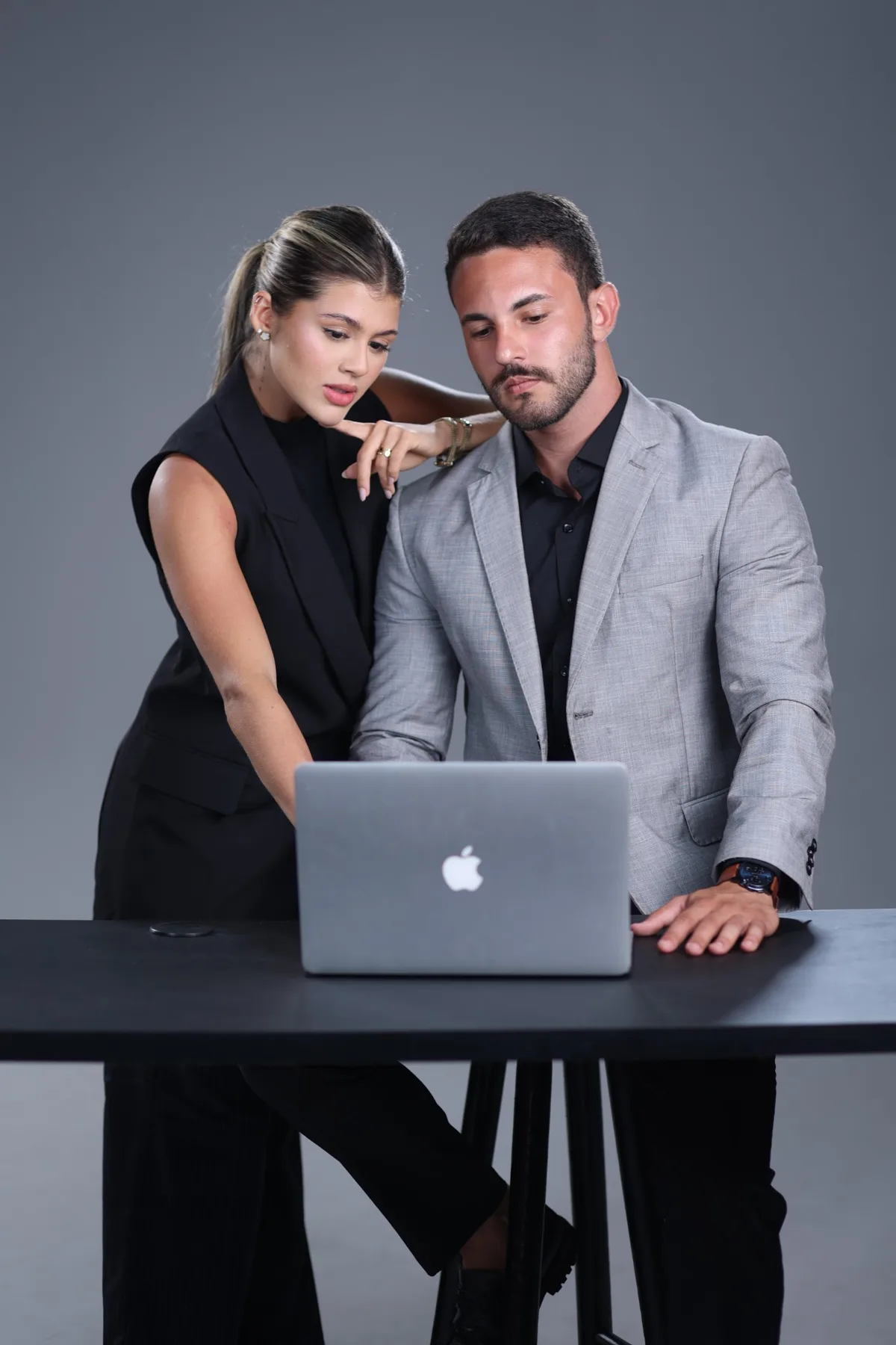 Mateus e Lívia analisando resultados no notebook